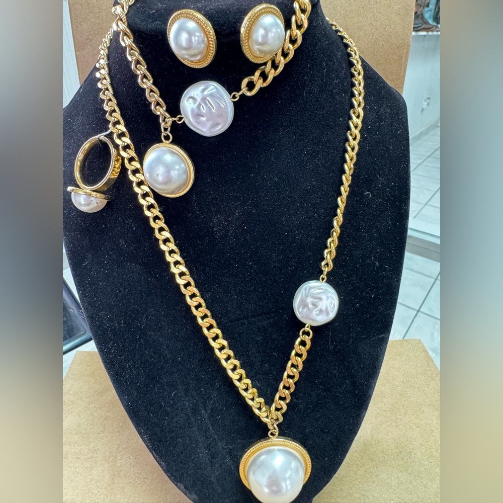 Elegant Gold and Pearl Jewelry Set